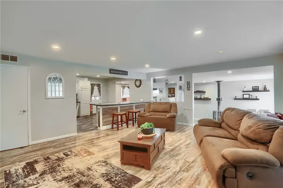 220 Oak Park Ln, New Castle, PA 16101 - #2