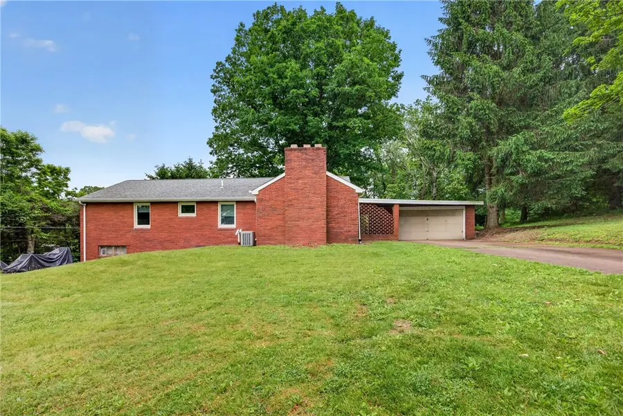 5 Seneca Dr, Finleyville, PA 15332 - #2