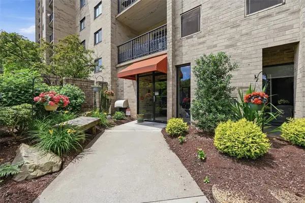 1400 Smokey Wood Dr #601, Pittsburgh, PA 15218