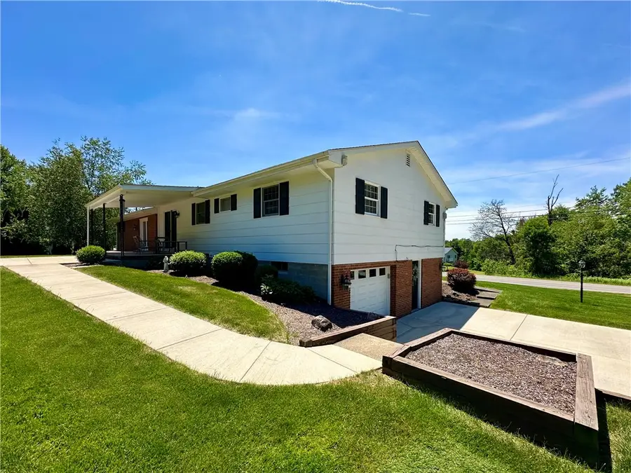 611 W Englewood Ave, New Castle, PA 16105 - #3