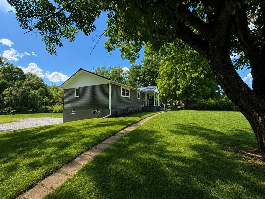 141 Lakeside Dr, New Castle, PA 16105 - #2