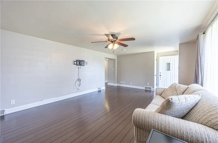 156 Mclaughlin Dr, New Kensington, PA 15068 - #3