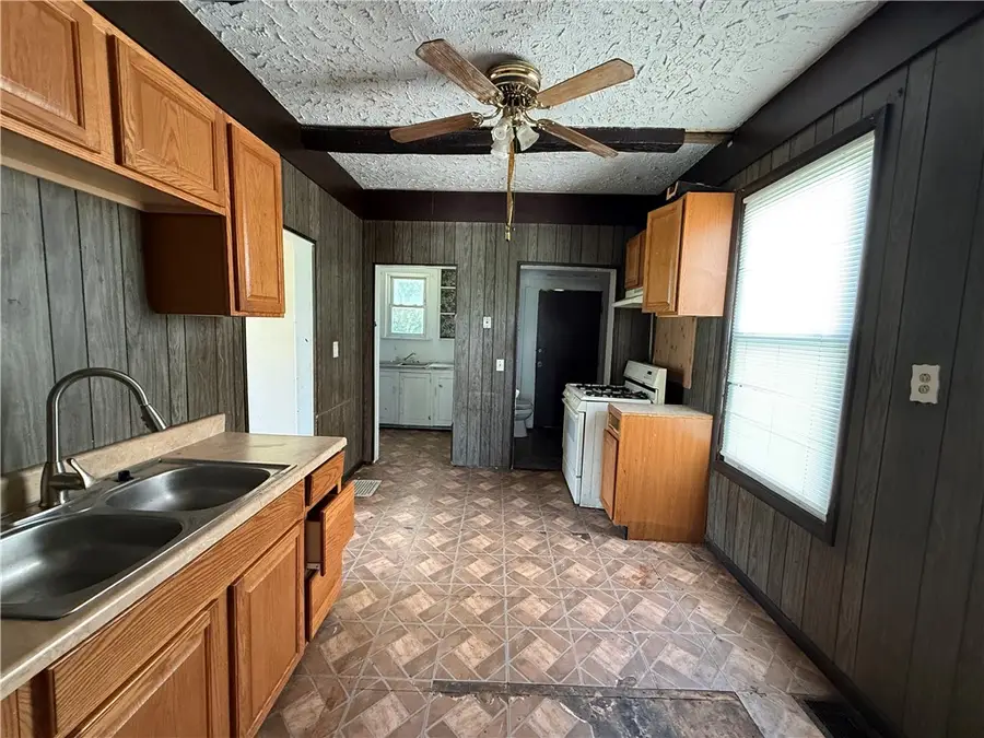 818 S Oakland Ave, Sharon, PA 16146 - #3