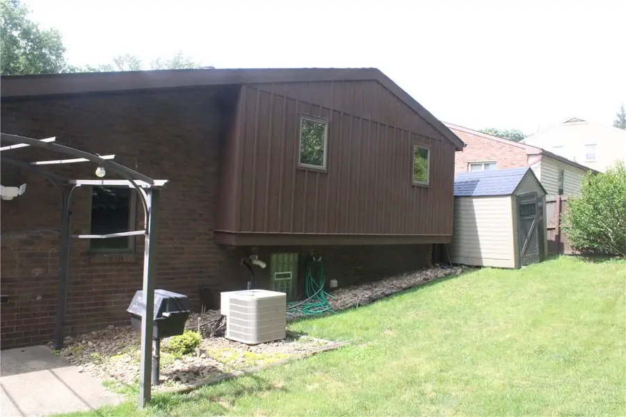 106 Larchwood Dr, Turtle Creek, PA 15145 - #2