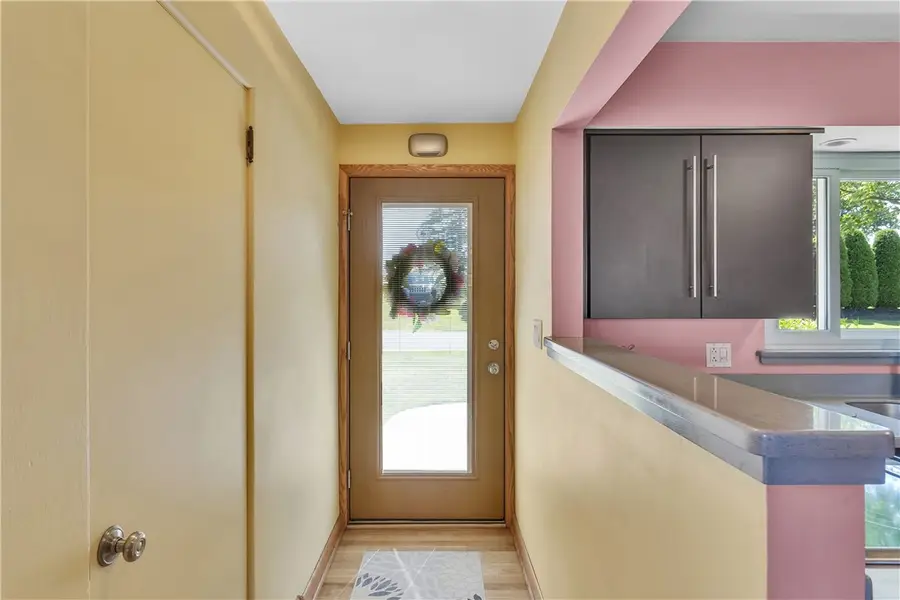 930 Crestview Dr, Ellwood City, PA 16117 - #3