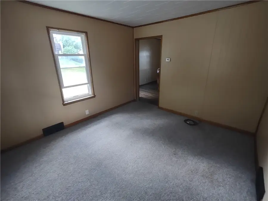 516 Division Ave, Ellwood City, PA 16117 - #2