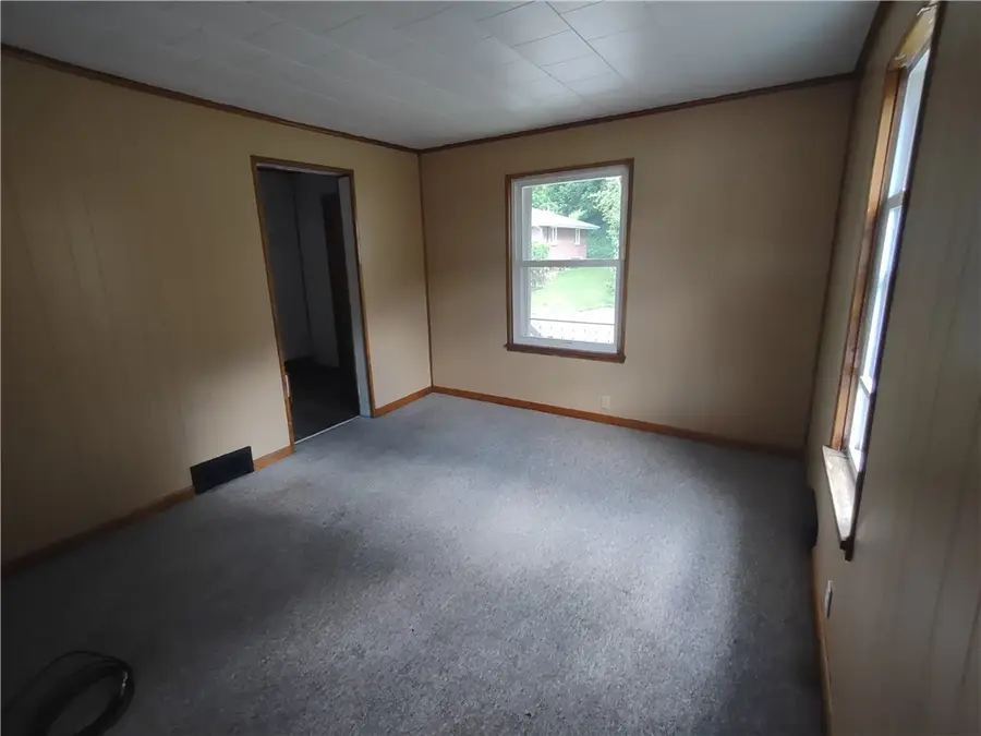 516 Division Ave, Ellwood City, PA 16117 - #3