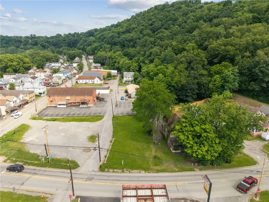 1025 1st St, Vandergrift, PA 15690 - #2