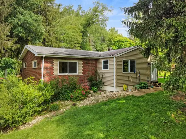 114 Hartzell Rd, Zelienople, PA 16063