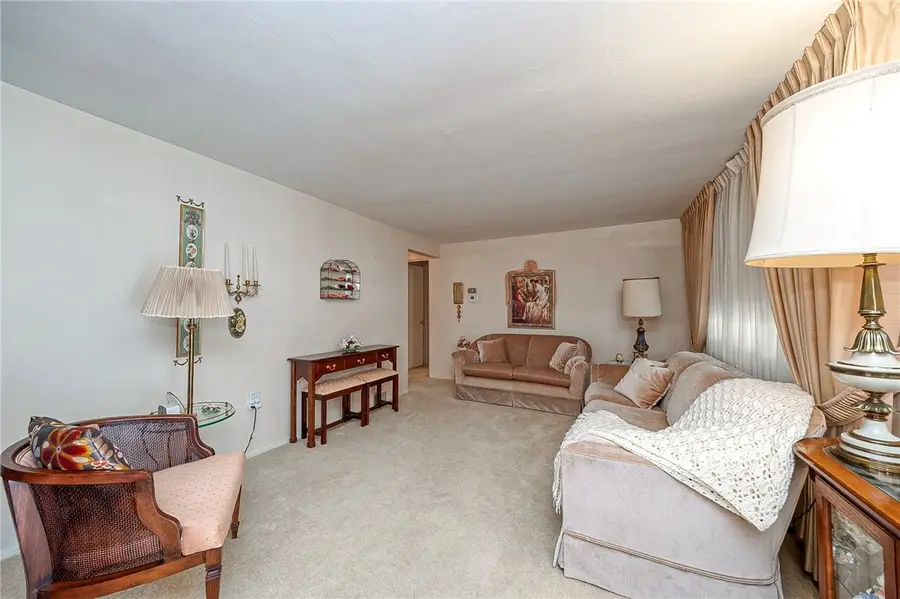 422 Woodrift Ln, Pittsburgh, PA 15236 - #2