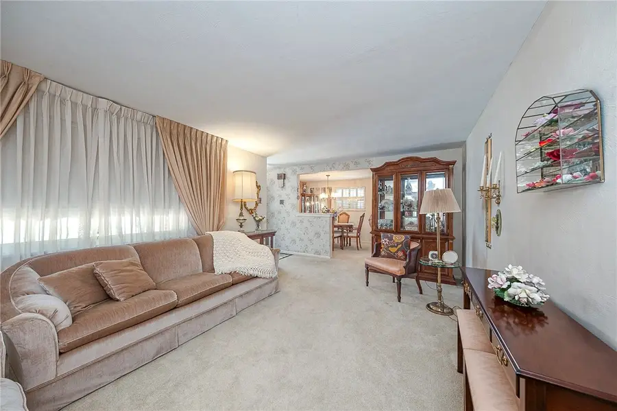 422 Woodrift Ln, Pittsburgh, PA 15236 - #3