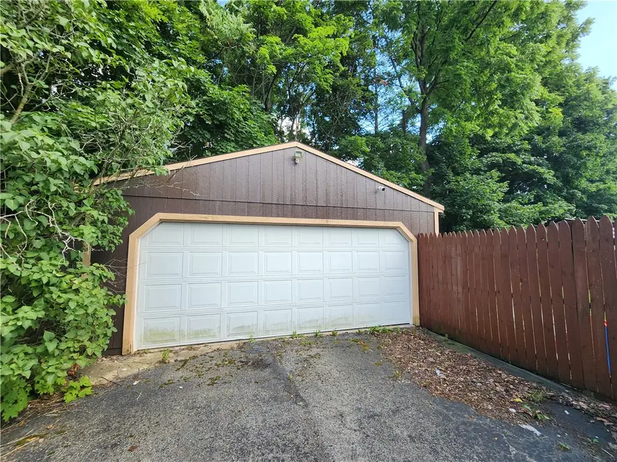 916 Harrison St, New Castle, PA 16101 - #3