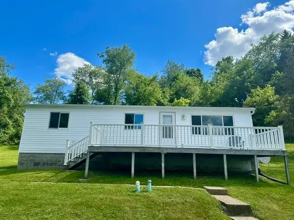512 Colonial Ave, Grindstone, PA 15442