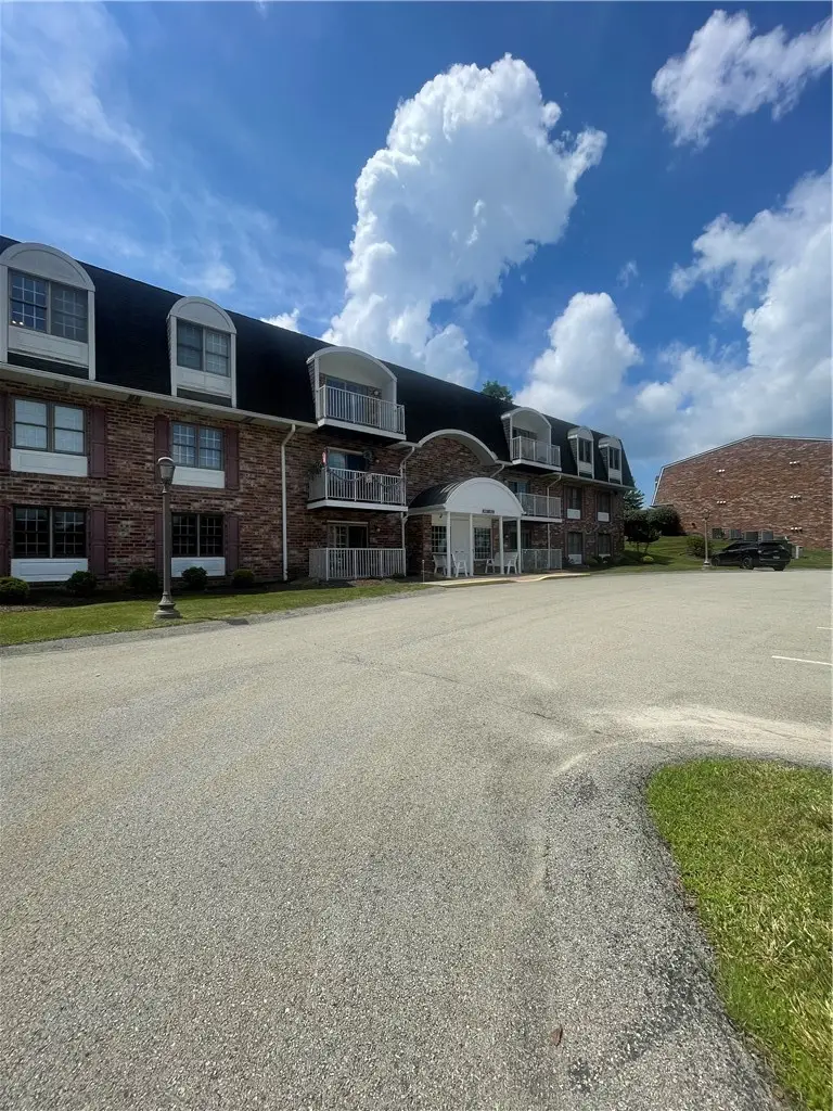 412 Clubhouse Dr, Washington, PA 15301 - #2