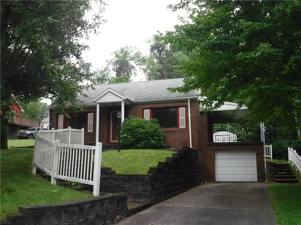 810 Longvue Dr, Ellwood City, PA 16117 - #1