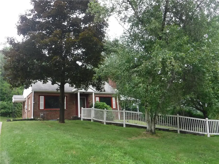 810 Longvue Dr, Ellwood City, PA 16117 - #2