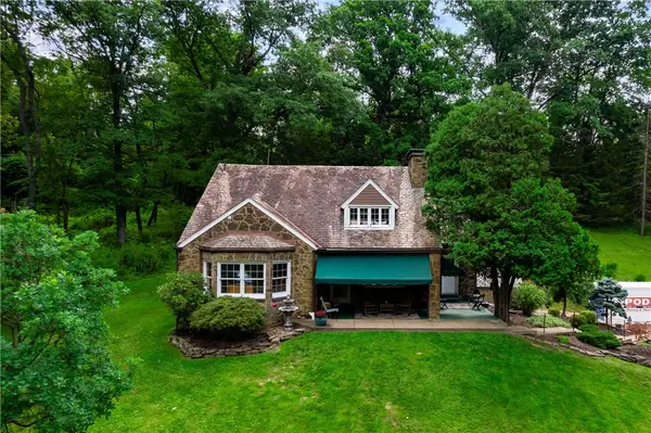 3871 Green Valley Dr, Pittsburgh, PA 15235