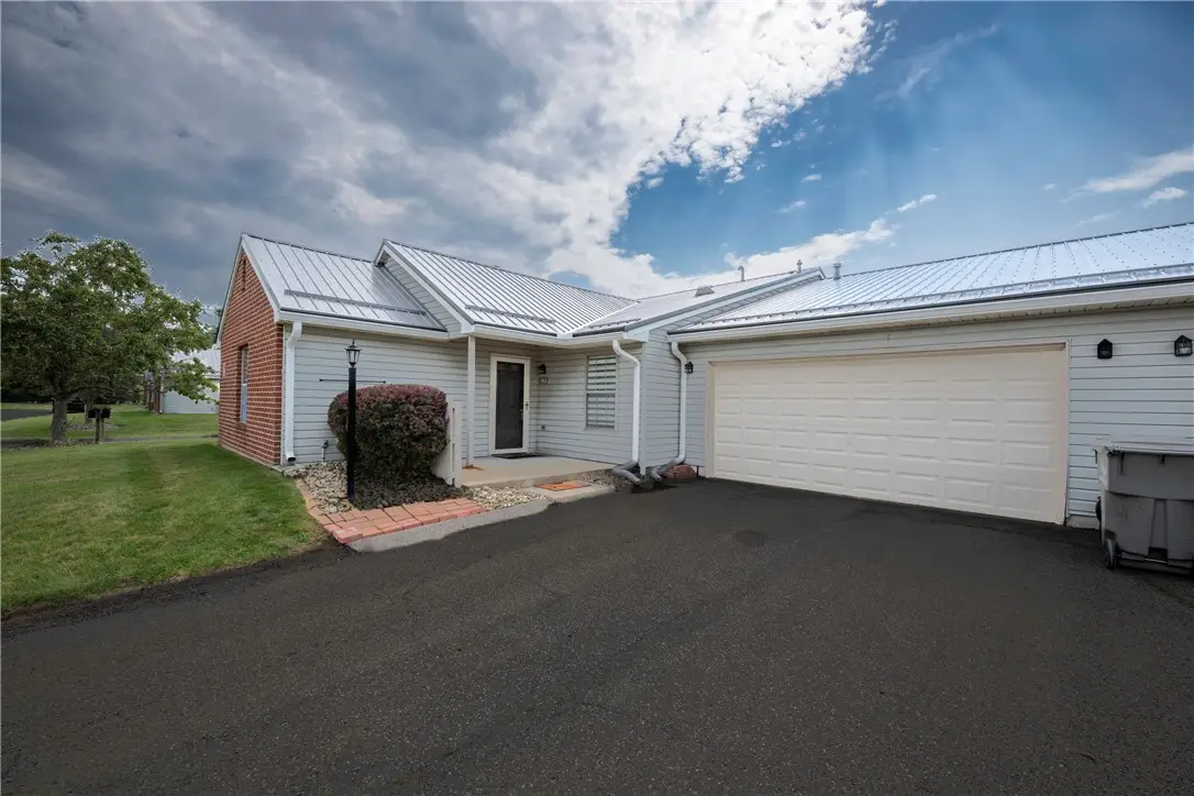 302 Brookstone Ct, Butler, PA 16001 - #1