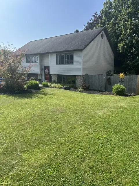 104 Woodbury Dr, Butler, PA 16001