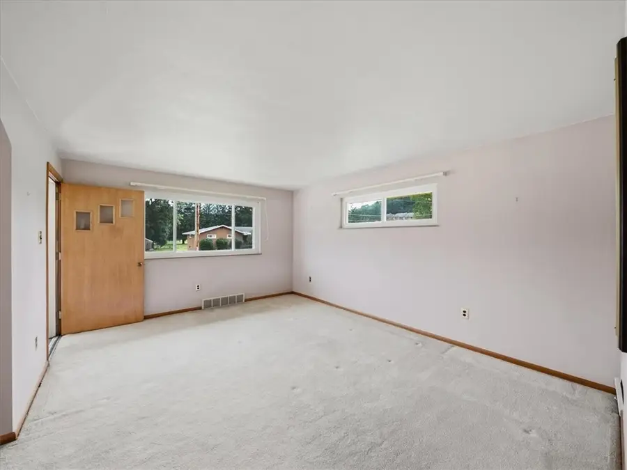 606 Golf Course Rd, Aliquippa, PA 15001 - #2