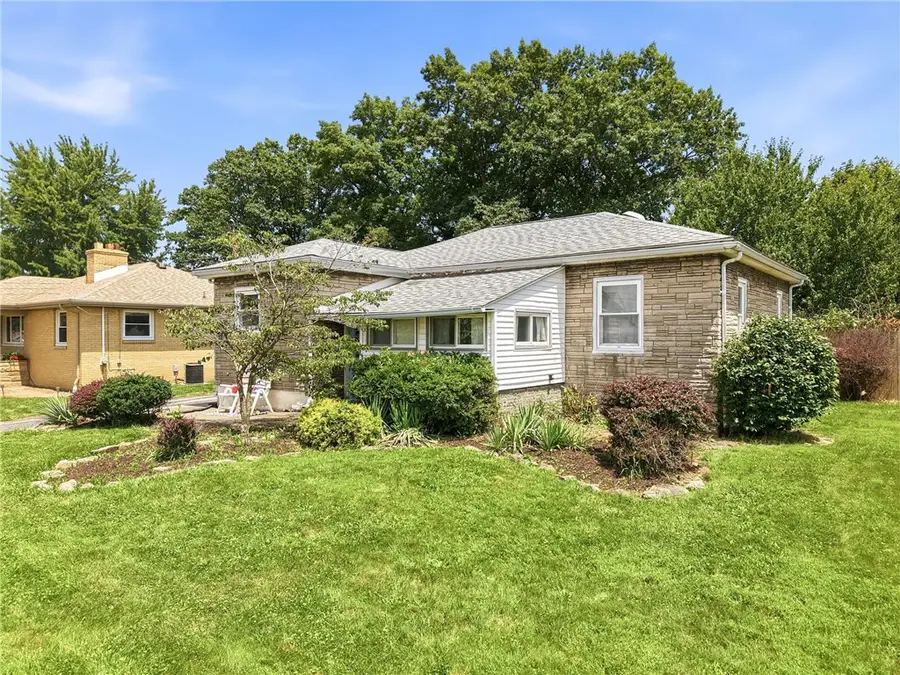 423 Indiana Ave, Farrell, PA 16121 - #2