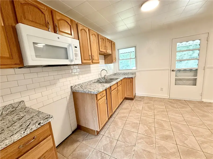 360 Crestwood Dr, New Castle, PA 16101 - #3