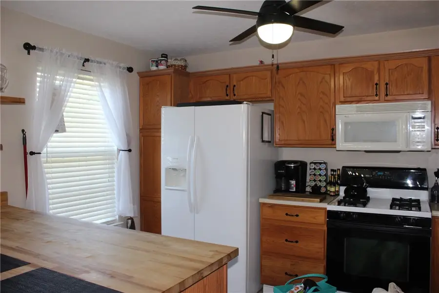 2011 Trail Side Ct, Jeannette, PA 15644 - #3