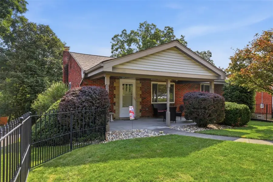1074 Roseanne Ave, Pittsburgh, PA 15216 - #2
