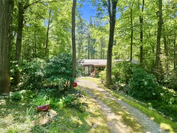 77 Spruce Peak Rd, Acme, PA 15610