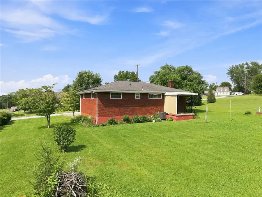 1524 E Laurel Cir, Mount Pleasant, PA 15666 - #3