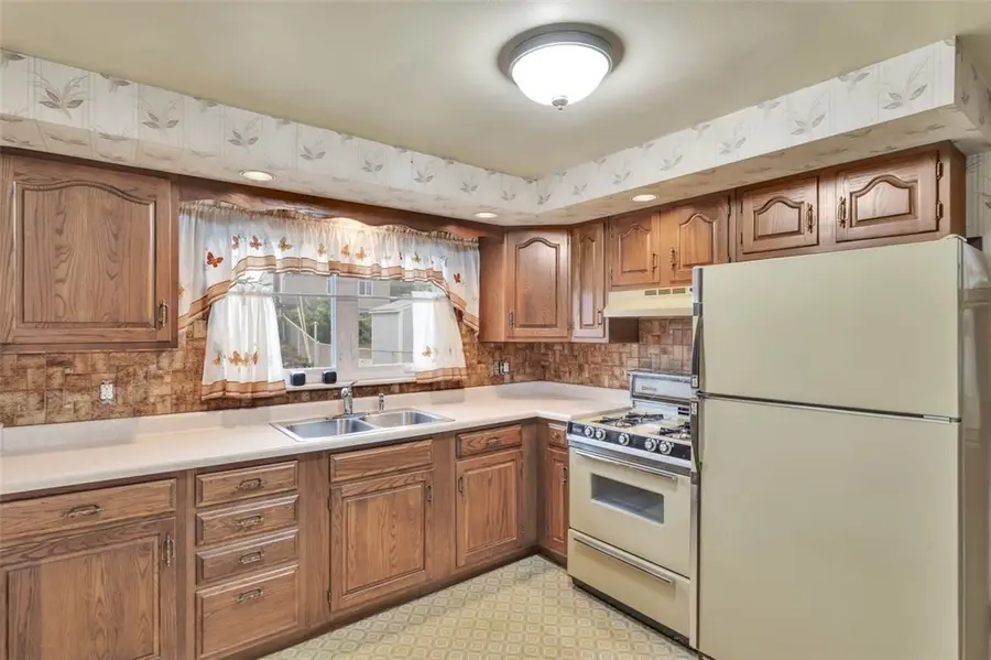 218 Skyport Rd, West Mifflin, PA 15122 - #2
