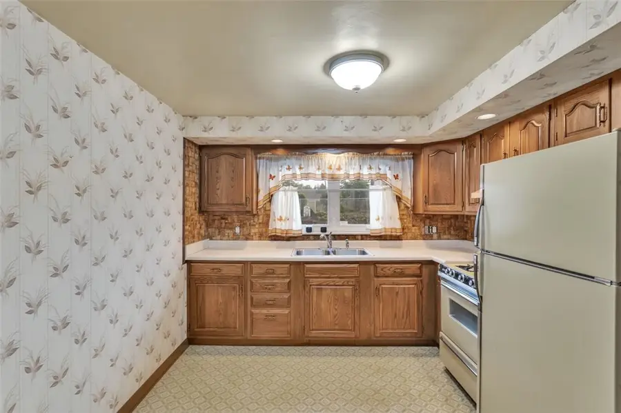 218 Skyport Rd, West Mifflin, PA 15122 - #3