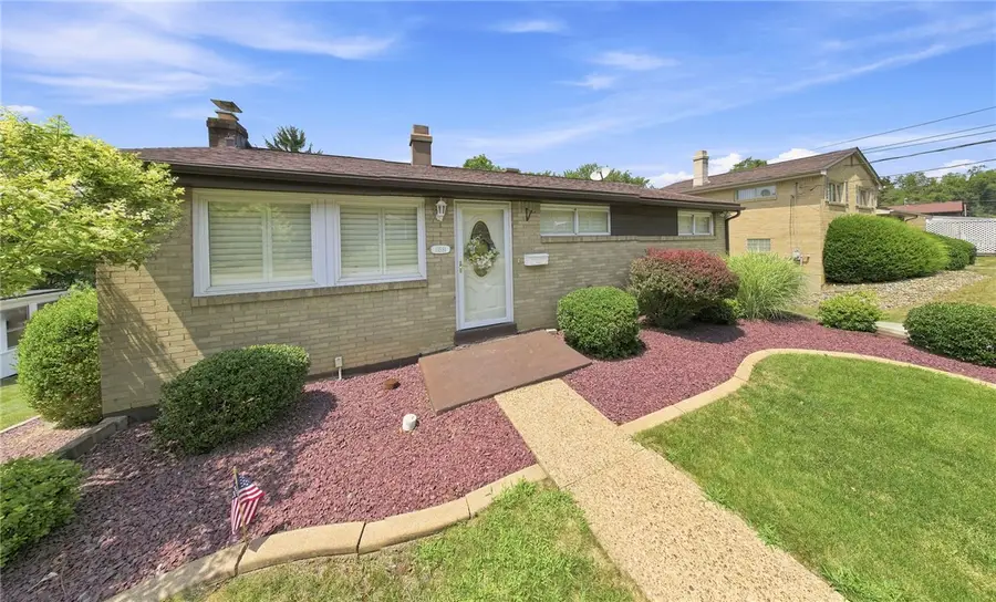 13581 St Clair Dr, Irwin, PA 15642 - #2