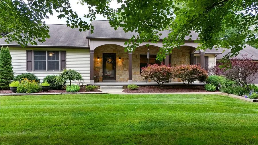 40 Forest Glen Dr, Grove City, PA 16127 - #2