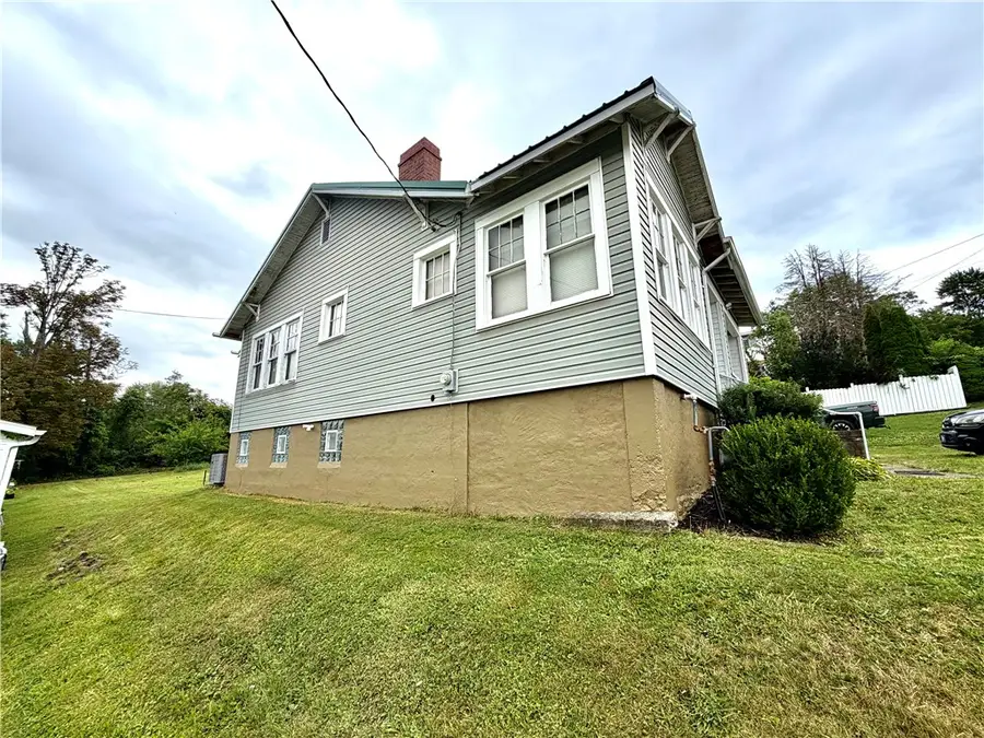 206 S Jefferson St, Connellsville, PA 15425 - #3