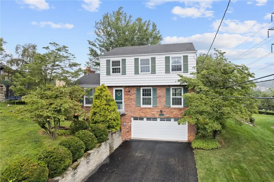 1249 Cairn Dr, Bethel Park, PA 15102 - #2