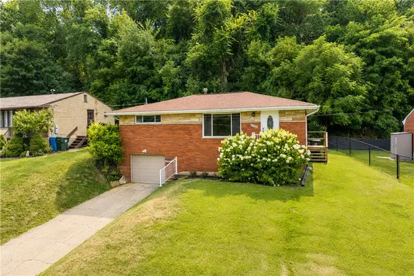 3190 Mayflower Dr, Pittsburgh, PA 15227