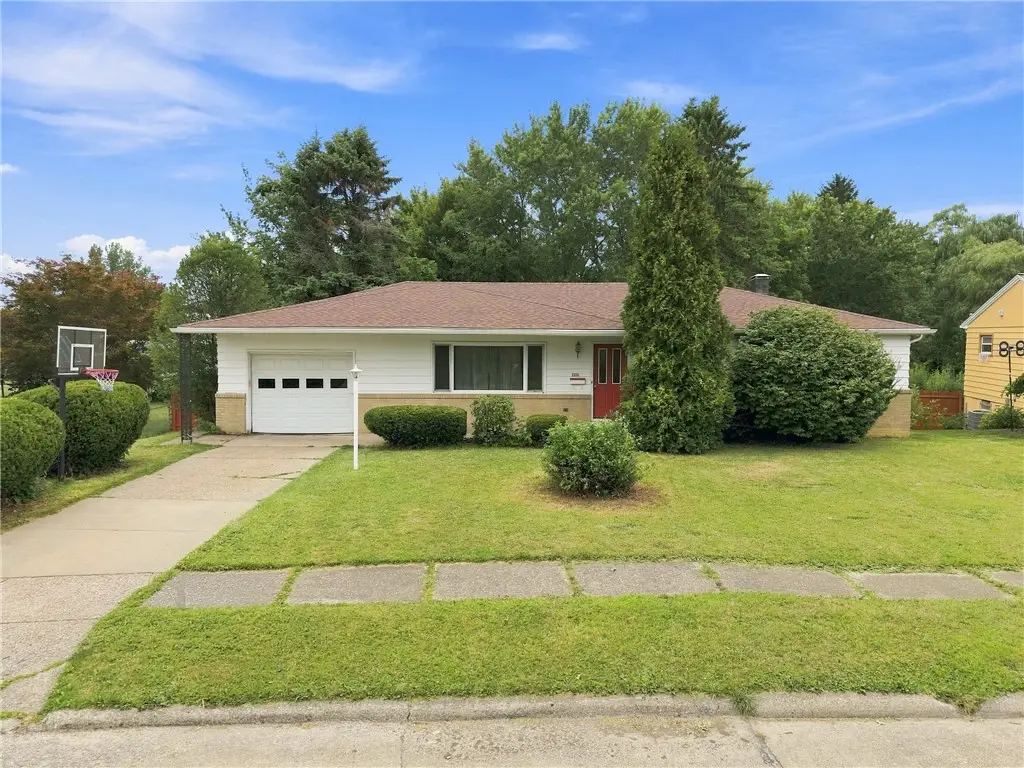 3203 Regis Dr, Erie, PA 16510 - #1