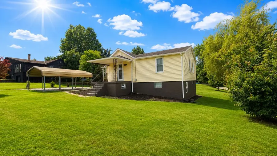 135 W Virginia Avenue, Vandergrift, PA 15690 - #2