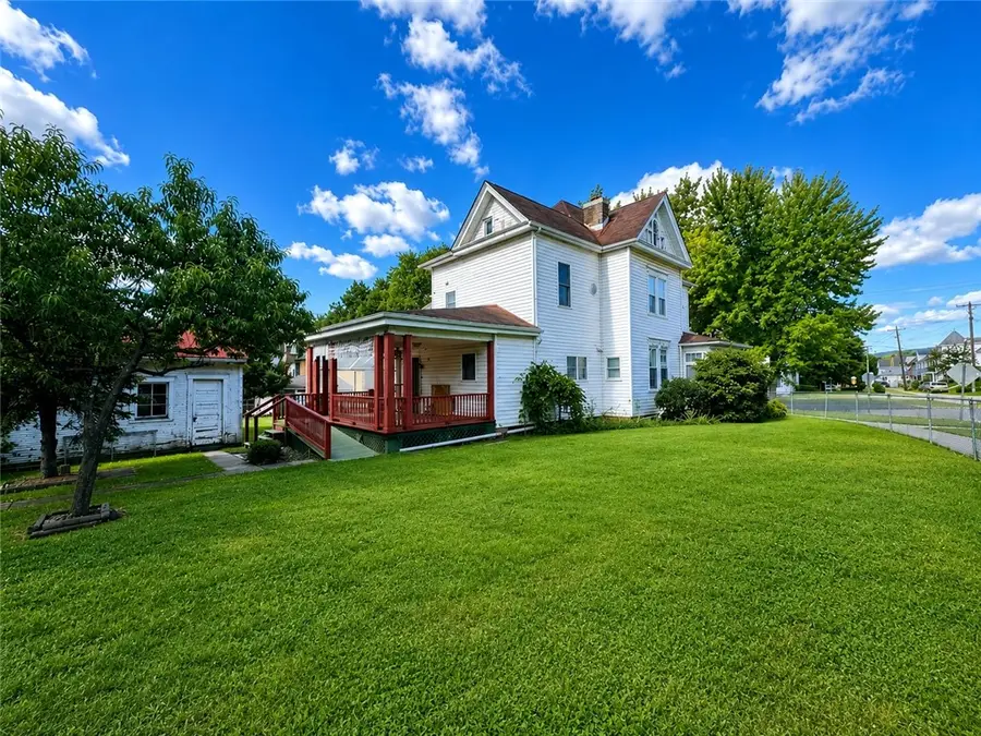 210 Washington Ave, Vandergrift, PA 15690 - #2