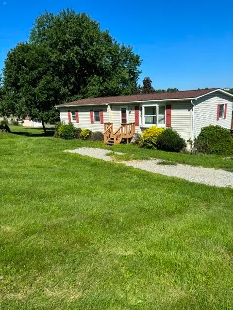 8891 Broadway St, Westmoreland City, PA 15692