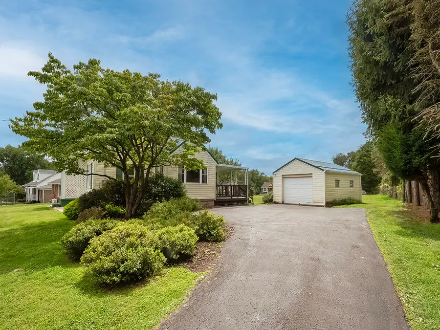 182 Oak Manor Drive, Natrona Heights, PA 15065 - #2