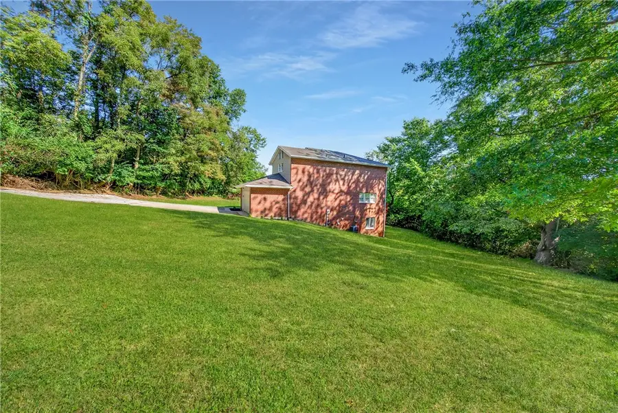 540 Lisa Dr, West Mifflin, PA 15122 - #2