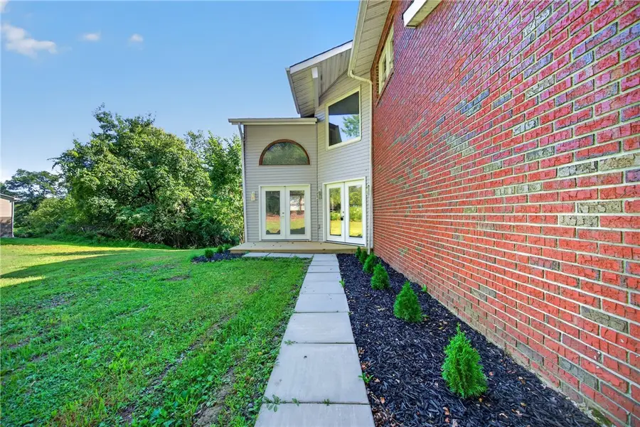 540 Lisa Dr, West Mifflin, PA 15122 - #3