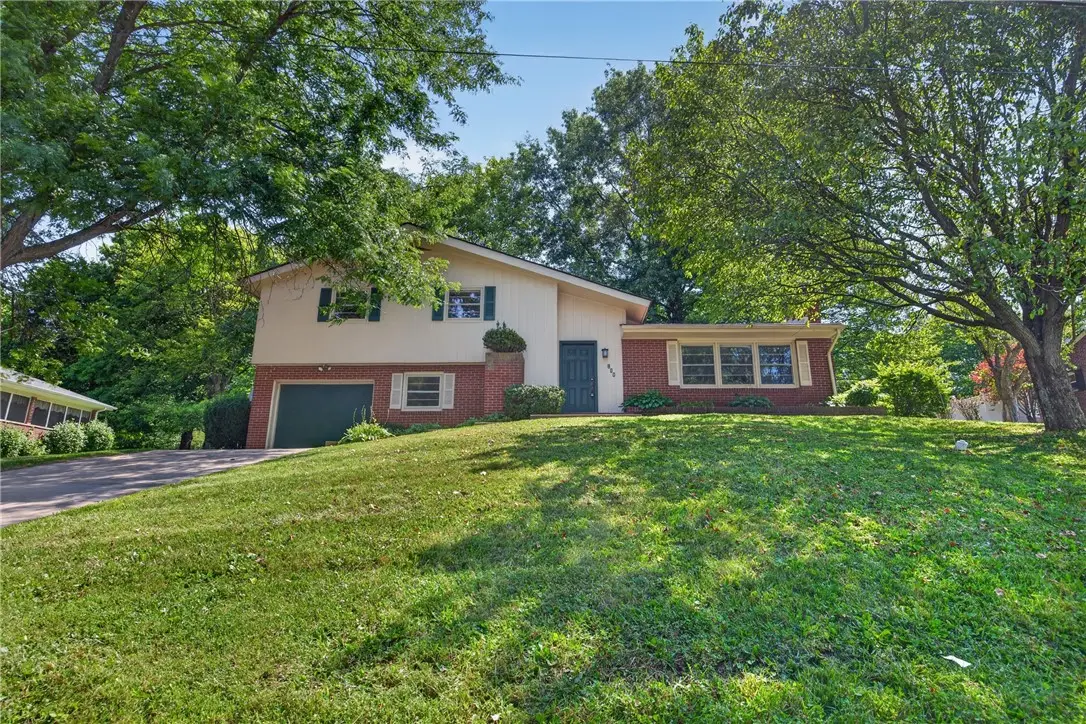 800 Chateau Dr, Ellwood City, PA 16117 - #1