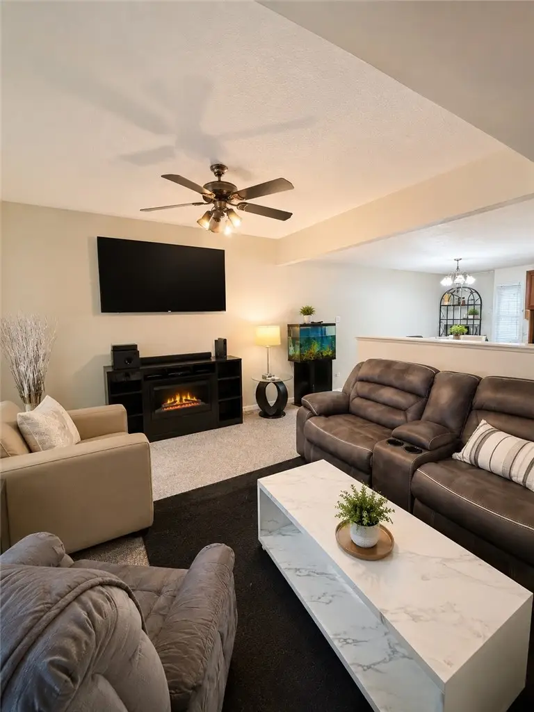 11 S 14th St, Jeannette, PA 15644 - #3