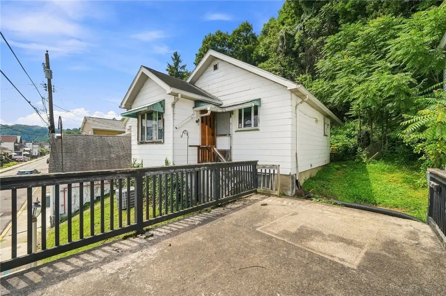 224 Quay St, East Vandergrift, PA 15629 - #2