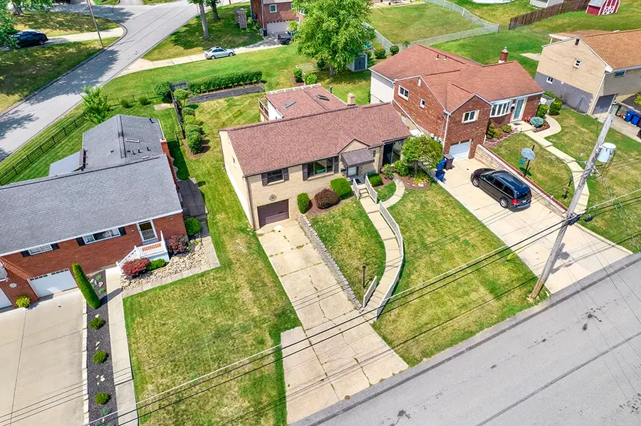 492 Lois Dr, Pittsburgh, PA 15236 - #3