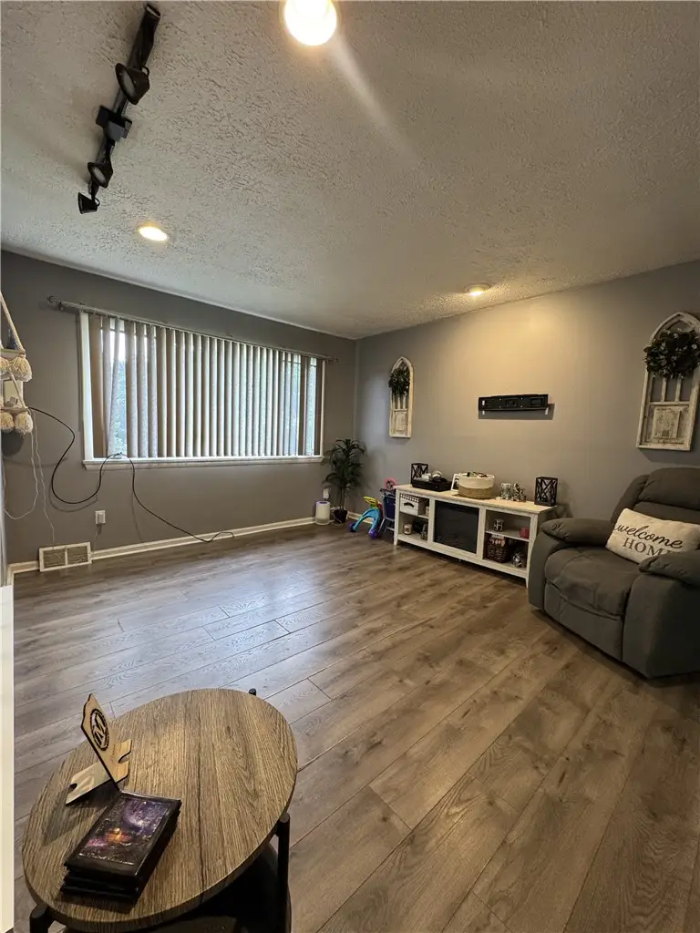 1 Fawcett Cir, Coraopolis, PA 15108 - #2