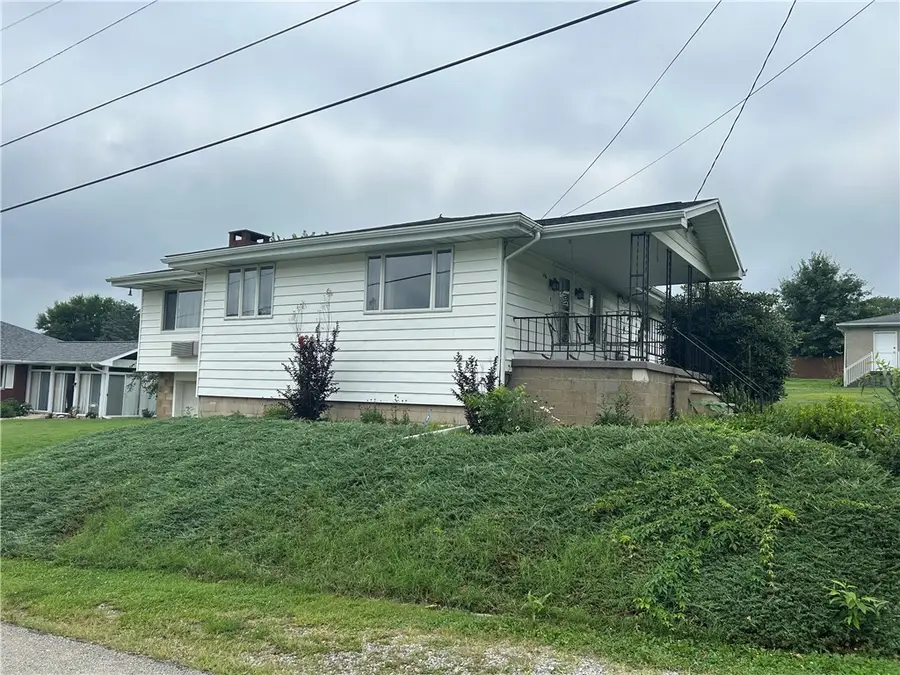 1416 Hawthorne St, Connellsville, PA 15425 - #2